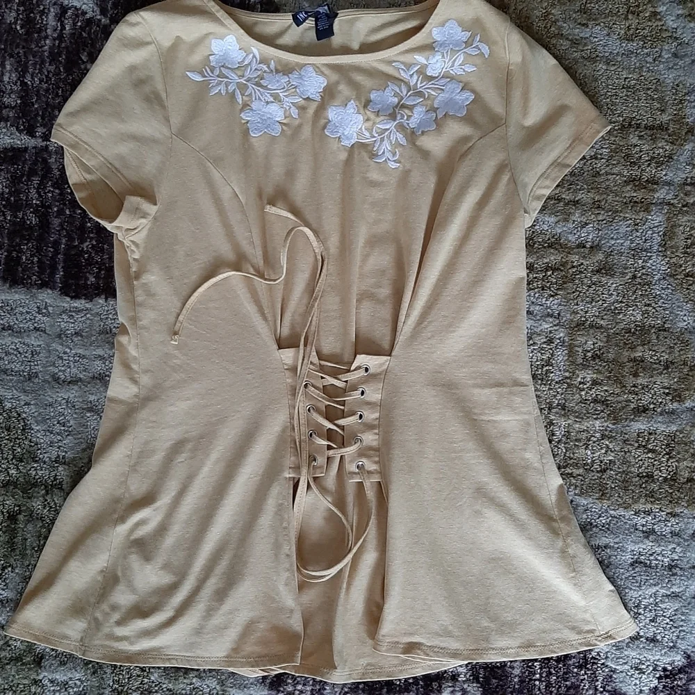 INTERNATIONAL CONCEPTS EMBROIDERED TEE - Picture 13 of 15